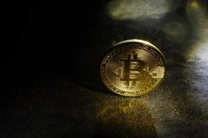 goldene Bitcoins im Rampenlicht foto