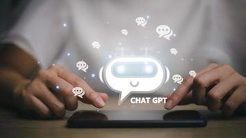 Chatgpt-Chat mit KI oder künstlicher Intelligenz. Frau, die mit einer intelligenten KI oder künstlicher Intelligenz unter Verwendung eines von openai entwickelten Chatbots für künstliche Intelligenz chattet. foto