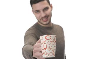 Mann hält eine Kaffeetasse isoliert auf weißem Hintergrund foto