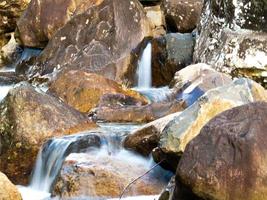 Wunderschöner Wasserfall mit verschwommenem kristallklarem Wasser, fotografiert in Langzeitbelichtung foto