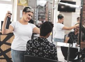 professioneller friseur schneidet männerhaare im schönheitssalon. foto