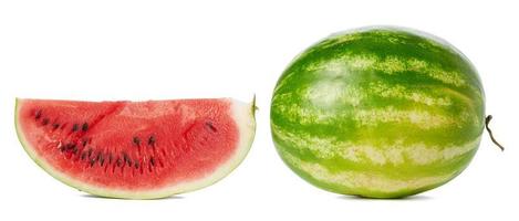 grün gestreifte ganze runde Wassermelone und ein Stück mit rotem Fruchtfleisch und braunen Samen foto