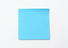 blauer quadratischer Aufkleber auf weißer Oberfläche foto
