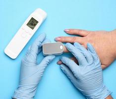 der Prozess der Messung des Sauerstoffgehalts im Blut an einem Finger foto