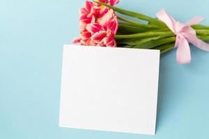 sehr schöne Frühlingstulpen auf blauem Papierhintergrund. bereit mokap, banner, platz für eine inschrift. foto