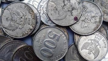 Haufen von Rupiah-Münzen als Hintergrund foto