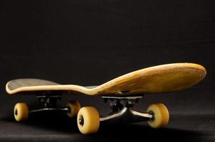 altes gebrauchtes Skateboard aus Holz foto