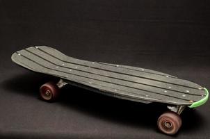 altes gebrauchtes Skateboard aus Holz foto