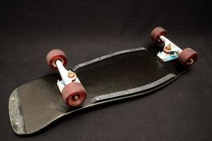 altes gebrauchtes Skateboard aus Holz foto