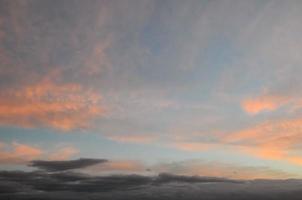 farbige Wolken bei Sonnenuntergang foto