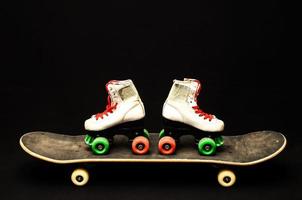 altes gebrauchtes Skateboard aus Holz foto