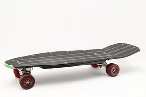 altes gebrauchtes Skateboard aus Holz foto