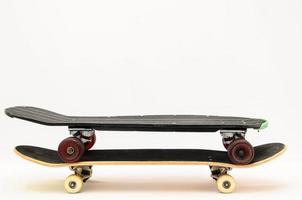 altes gebrauchtes Skateboard aus Holz foto