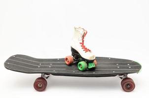 altes gebrauchtes Skateboard aus Holz foto