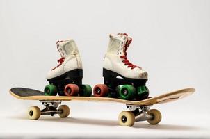 altes gebrauchtes Skateboard aus Holz foto