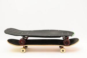 altes gebrauchtes Skateboard aus Holz foto