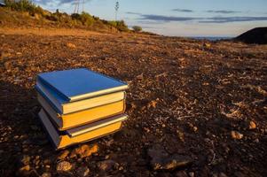 gestapelte Bücher auf dem Boden foto