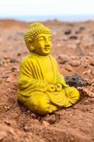 Buddha-Miniatur auf dem Boden