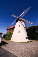 Blick auf die ländliche Windmühle foto