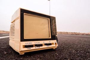 Vintage-Fernseher auf der Straße foto