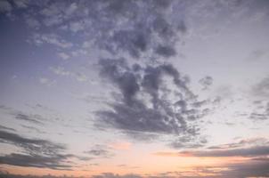 Himmel über dem Sonnenuntergang foto