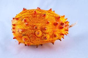 isolierte Kiwano-Frucht foto