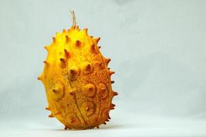 isolierte Kiwano-Frucht foto