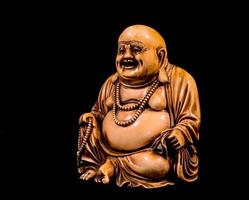 Buddha-Miniatur auf schwarzem Hintergrund foto