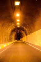 Blick auf einen Tunnel foto