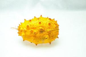 isolierte Kiwano-Frucht foto