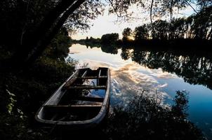 schöne Aussicht auf einen Fluss foto