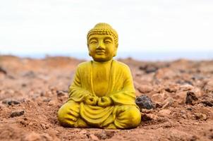 Buddha-Miniatur auf dem Boden