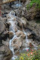 Kleiner Wasserfall aus nächster Nähe foto