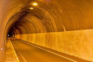 Blick auf einen Tunnel foto