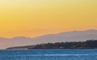 Berge und Klippen am Meer für den Sonnenuntergang in Mexiko. foto