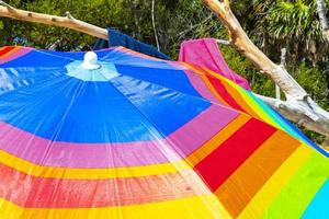 Bunter Sonnenschirm mit vielen Farben am Strand in Mexiko. foto