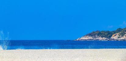 strand sand blaues wasser riesige surfer wellen puerto escondido mexiko. foto