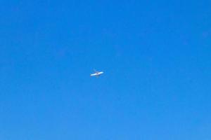 Flugzeug fliegt über Puerto Escondido Mexiko mit blauem Himmel. foto