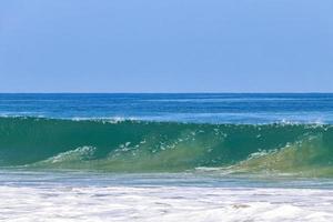 extrem riesige große surferwellen am strand puerto escondido mexiko. foto