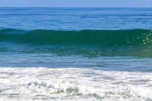 extrem riesige große surferwellen am strand puerto escondido mexiko. foto