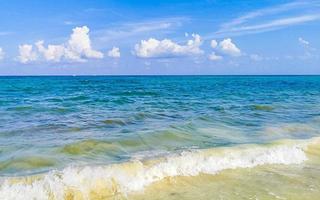 tropischer mexikanischer Strand klares türkisfarbenes Wasser Playa del Carmen Mexiko. foto