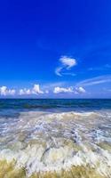 tropischer mexikanischer Strand klares türkisfarbenes Wasser Playa del Carmen Mexiko. foto