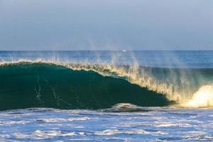 extrem riesige große surferwellen am strand puerto escondido mexiko. foto