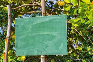 grünes türkisfarbenes leeres schild zur beschriftung am strand natur mexiko. foto