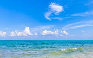 tropischer mexikanischer Strand klares türkisfarbenes Wasser Playa del Carmen Mexiko. foto