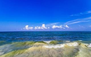 tropischer mexikanischer Strand klares türkisfarbenes Wasser Playa del Carmen Mexiko. foto