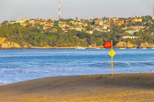 Schwimmen mit roter Flagge verboten hohe Wellen in Puerto Escondido, Mexiko. foto