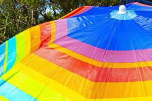 Bunter Sonnenschirm mit vielen Farben am Strand in Mexiko. foto