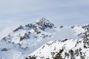 winterschneeansicht des triglav-berges in slowenien. Wandern im Winter. Der Triglav-Nationalpark ist ein unglaubliches Stück Natur. Schnee in den Bergen. Reise- und Freigeistgefühl. alpines Klettern. foto