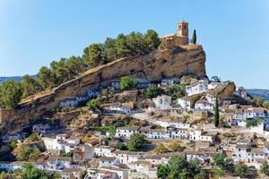 Blick auf das weiße Dorf Montefrio in Spanien, das als einer der besten Aussichtspunkte der Welt gilt. touristisches Ziel. Feiertage und Urlaub. um die Welt reisen. Landtourismus. foto
